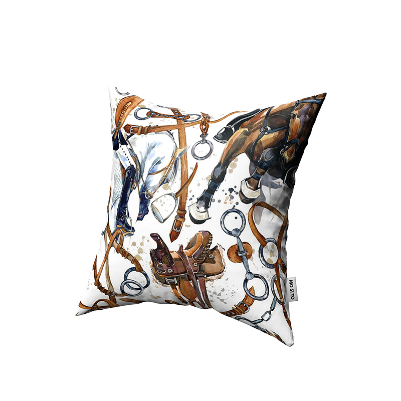 چیدمان کوسن‌های مخملی روی مبل کلاسیک کرم رنگ